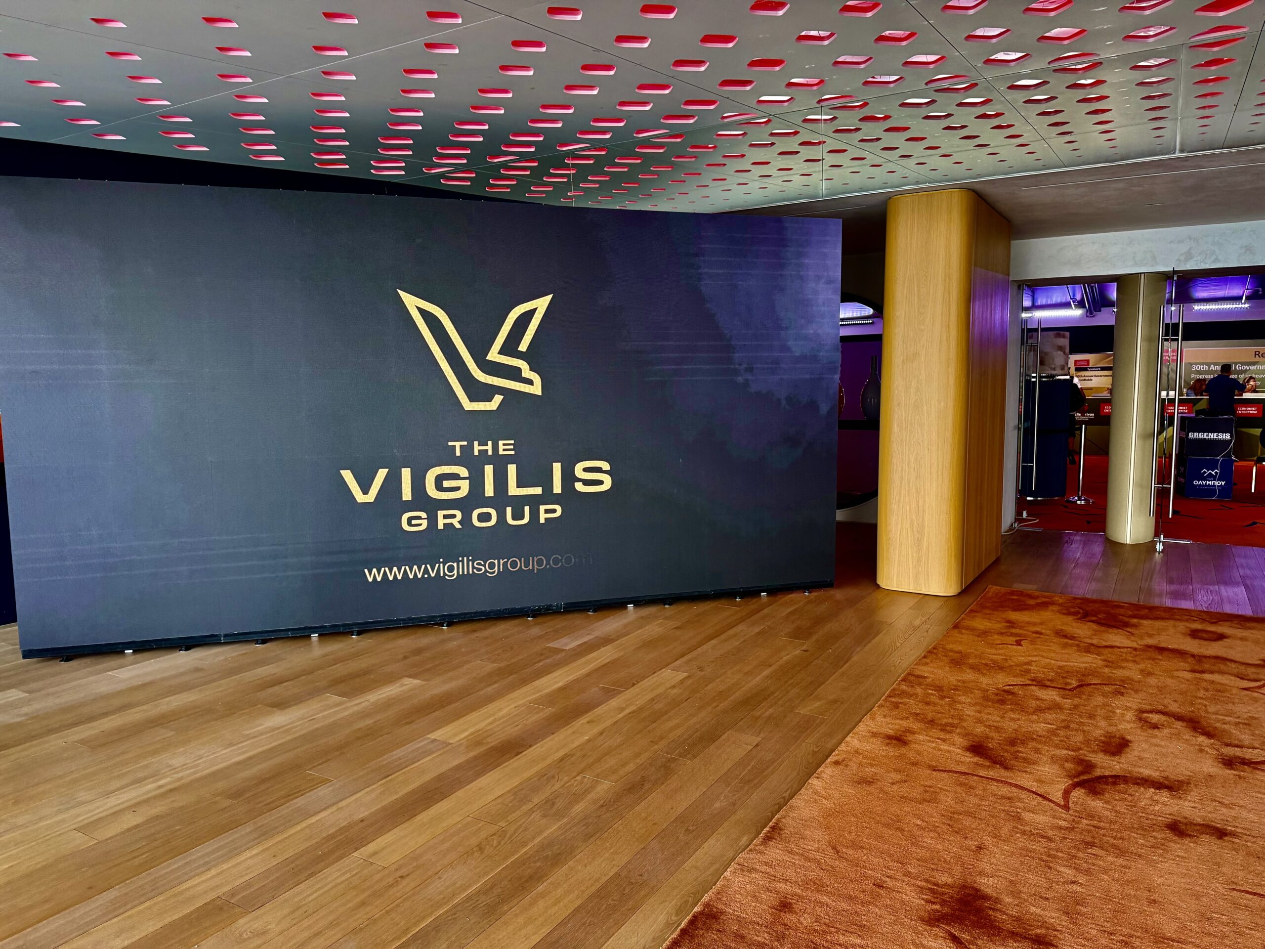 Εγκατάσταση LED Wall – The Viglis Group Μεγάλο LED wall με λογότυπο The Viglis Group σε εταιρικό χώρο