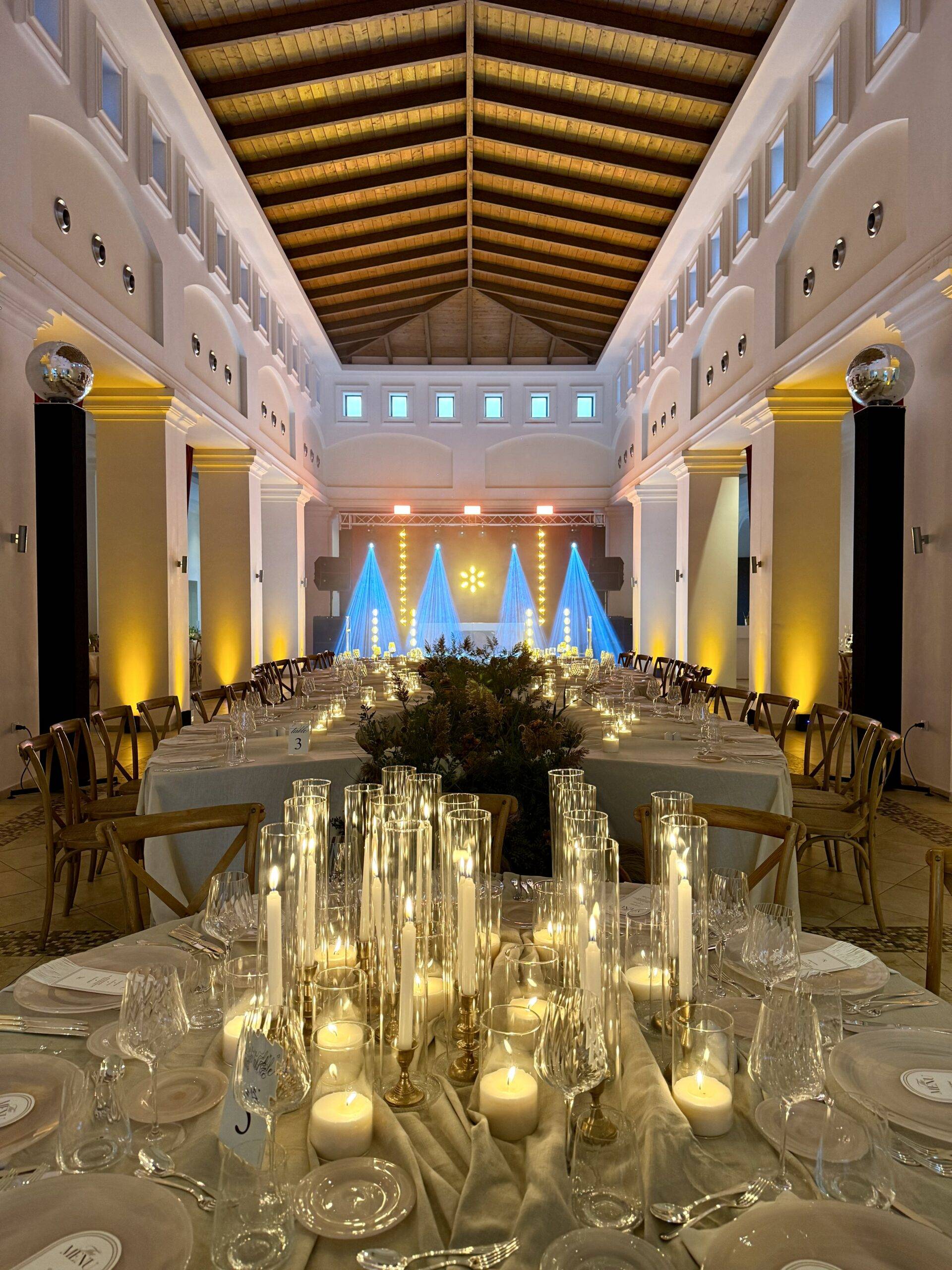 Ήχος και φωτισμός γάμου στο Grecotel Mandola Rosa Ηχητικό σύστημα και φωτιστική εγκατάσταση γάμου στο Grecotel Mandola Rosa, με λευκές δέσμες πάνω από την πίστα.