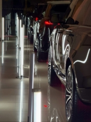 Πλευρικός φωτισμός luxury αυτοκινήτου που τονίζει τις γραμμές του αμαξώματος
