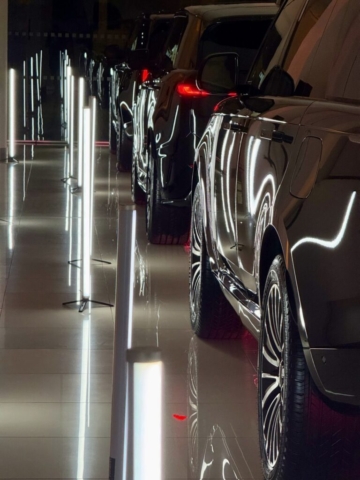 Πλευρικός φωτισμός luxury αυτοκινήτου που τονίζει τις γραμμές του αμαξώματος