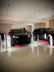 Φωτισμός luxury αυτοκινήτου με έμφαση στη μάσκα και τα εμπρός φώτα σε εκθεσιακό περίπτερο