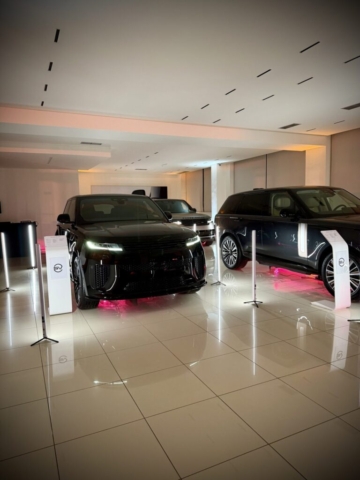 Φωτισμός luxury αυτοκινήτου με έμφαση στη μάσκα και τα εμπρός φώτα σε εκθεσιακό περίπτερο