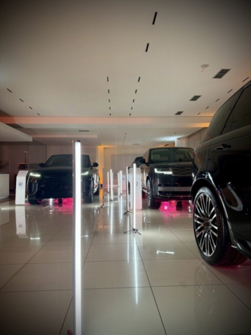 Λεπτομέρεια φωτισμού σε ζάντες luxury αυτοκινήτου σε εκθεσιακό χώρο