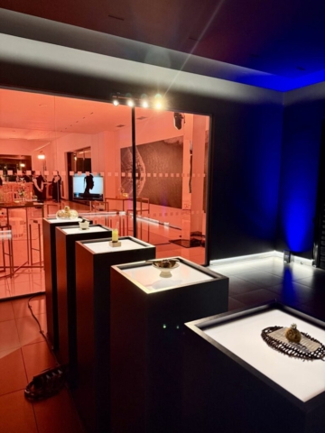 Φωτισμός luxury αυτοκινήτων σε εκθεσιακό περίπτερο που αναδεικνύει σχεδιασμό και λεπτομέρειες οχημάτων