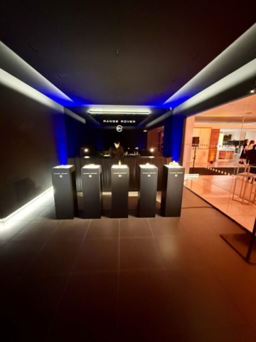 Φωτισμός luxury αυτοκινήτων σε εκθεσιακό περίπτερο που αναδεικνύει σχεδιασμό και λεπτομέρειες οχημάτων