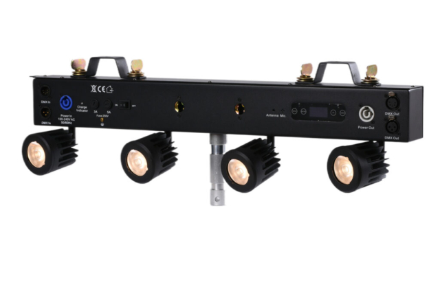 Σημειακός φωτισμός pinspot που φωτίζει διακοσμητικά στοιχεία και σημεία ενδιαφέροντος σε εκδήλωση ή επαγγελματικό χώρο