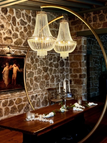 Επιδαπέδιος πολυέλαιος σε γάμο με ρομαντικό φωτισμό και κομψή διακόσμηση δεξίωσης