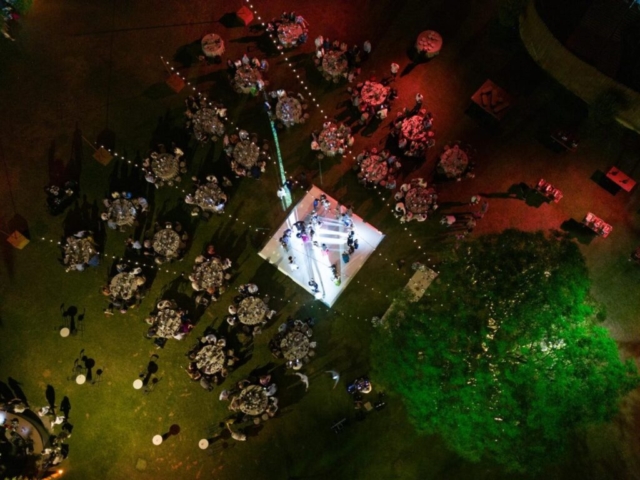 String lights φωτισμός σε γάμο που δημιουργεί ρομαντική ατμόσφαιρα σε χώρο δεξίωσης