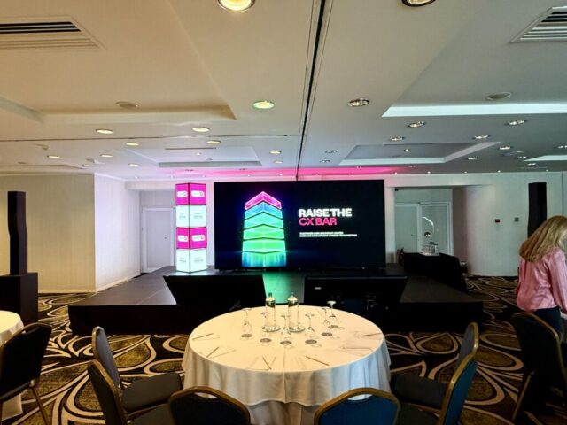 LED Screen και Επαγγελματικός Φωτισμός σε Corporate Event Αθήνα Ομιλητής σε εταιρική εκδήλωση μπροστά από LED wall με επαγγελματικό φωτισμό και ηχητική κάλυψη.