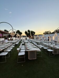 Luxury wedding chandeliers τοποθετημένοι σε επιδαπέδιες βάσεις σε υπαίθριο χώρο δεξίωσης γάμου.