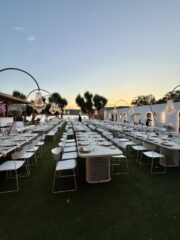 Luxury wedding chandeliers τοποθετημένοι σε επιδαπέδιες βάσεις σε υπαίθριο χώρο δεξίωσης γάμου.