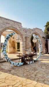 Πολυέλαιοι γάμου στο νυφικό τραπέζι σε δεξίωση στο Μουσείο Οίνου στα Σπάτα.