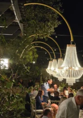 Κρυστάλλινοι πολυέλαιοι με θερμό φωτισμό σε γαμήλια δεξίωση στο Κτήμα Λώλου.