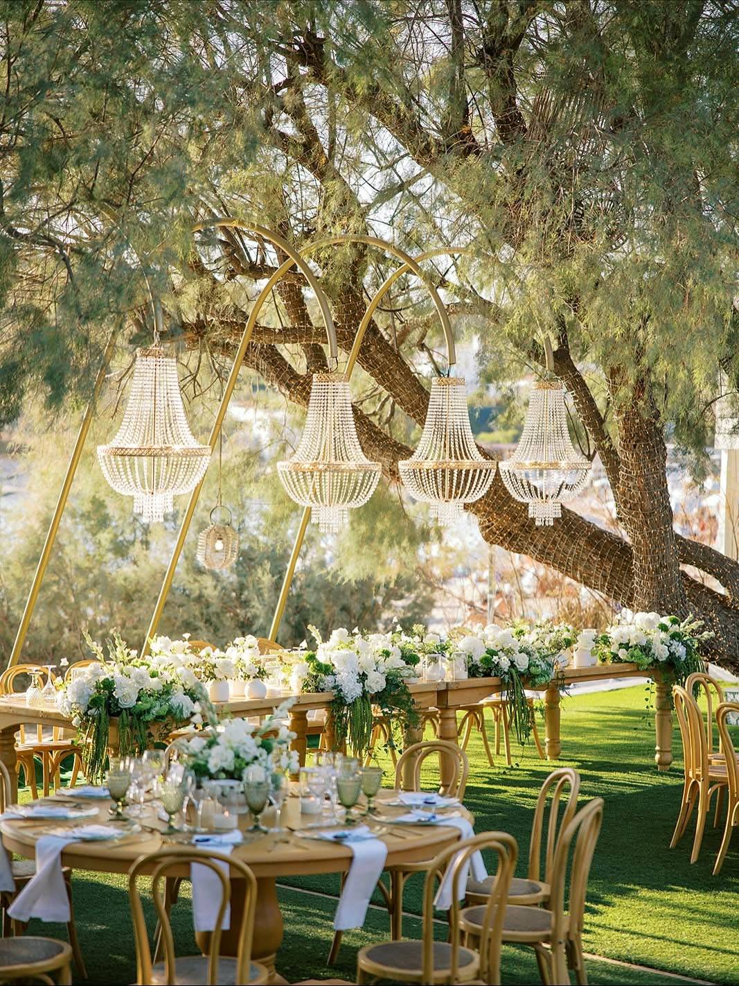 Πολυέλαιοι και design lighting που αναβαθμίζουν αισθητικά τη δεξίωση